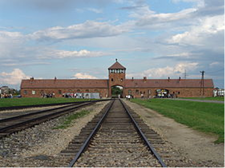 Entrée de Birkenau (Auschwitz II), vue depuis l'intérieur du camp.